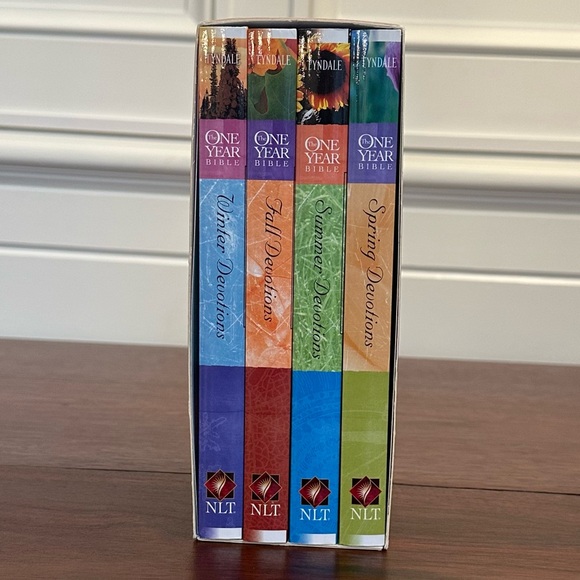 One Year Seasonal Bible NLT slipcase set (One Year Seasonal Gift Set) Paperback - Picture 6 of 8